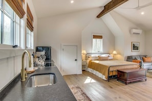 Iron/ironing board, WiFi, bed sheets - Modern Mtn Retreat w/ Deck & Views in Glenville! (Glenville)