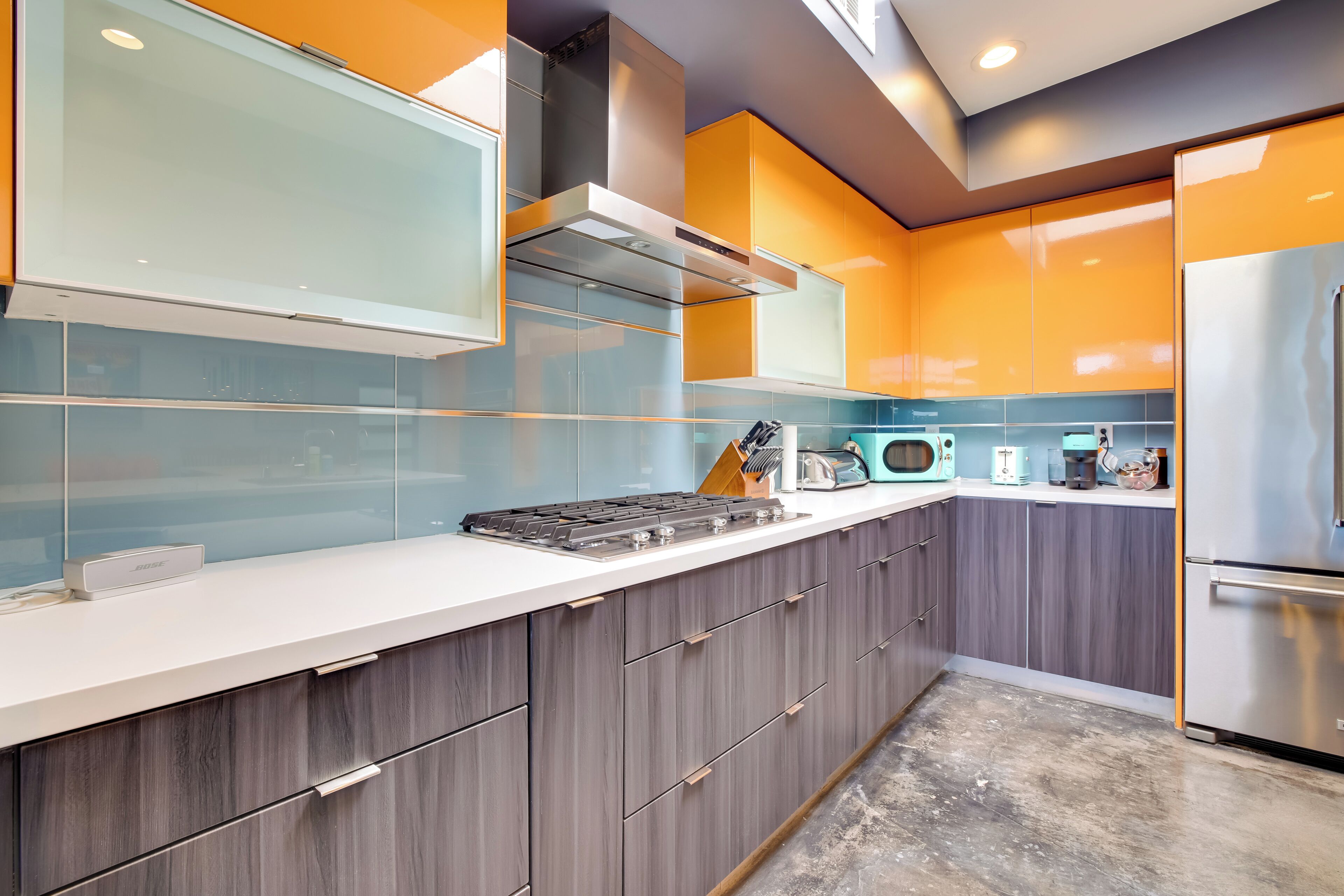 Réfrigérateur, micro-ondes, lave-vaisselle, cafetière/bouilloire