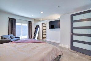 Skrivebord, strykejern/-brett, internettilgang og sengetøy