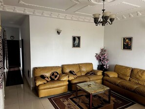 Living area - Charming furnished apartment near Bonamoussadi Tradex station (Douala)