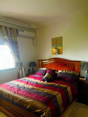 3 bedrooms, bed sheets - Charming furnished apartment near Bonamoussadi Tradex station (Douala)