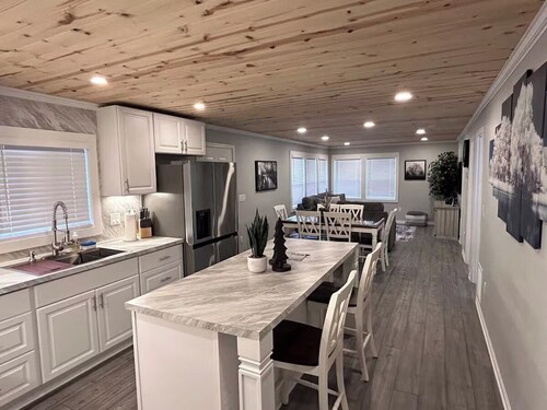 Bergland Bay Bungalow, 2-bedroom house on the snow and UTV trail close to lake.