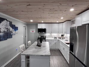 ثلاجة، ميكروويف، فرن، موقد طهي مسطح