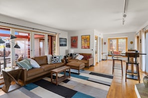Smart TV, fireplace - Tutu's Surf House - Views and beach access: one of a kind! (Solana Beach)