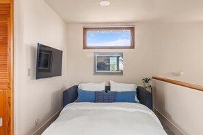 3 bedrooms, desk, iron/ironing board, travel cot