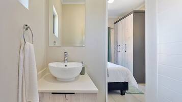 Een douche, een haardroger, handdoeken, zeep