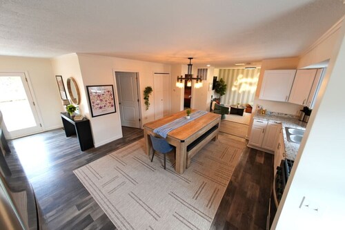 Walk to Mackinac Ferry • Sleeps 16 • 6BR Retreat