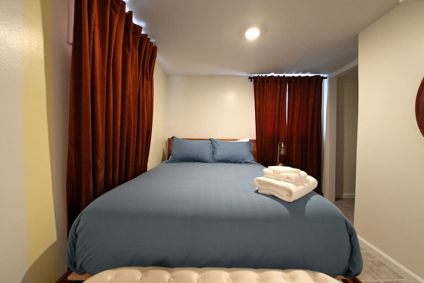 6 habitaciones, tabla de planchar con plancha y cuna de viaje 