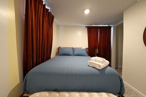 6 bedrooms, iron/ironing board, travel crib, free WiFi - Walk to Mackinac Ferry • Sleeps 16 • 6BR Retreat (St. Ignace)