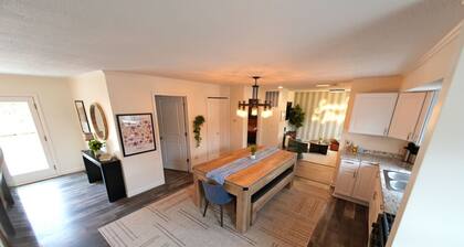 Walk to Mackinac Ferry • Sleeps 16 • 6BR Retreat