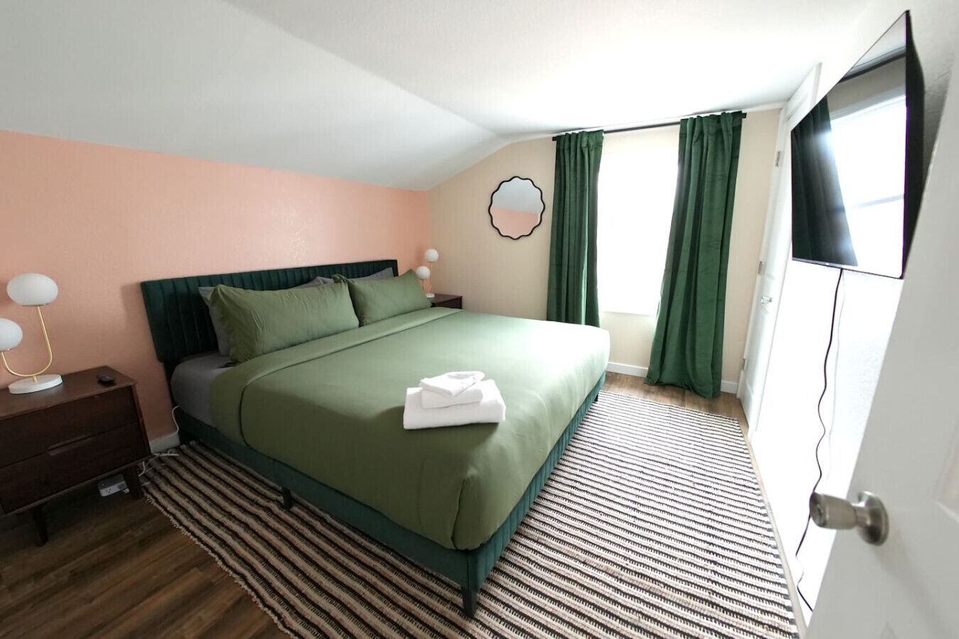 6 slaapkamers, een strijkplank/strijkijzer, reisbedje, gratis wifi
