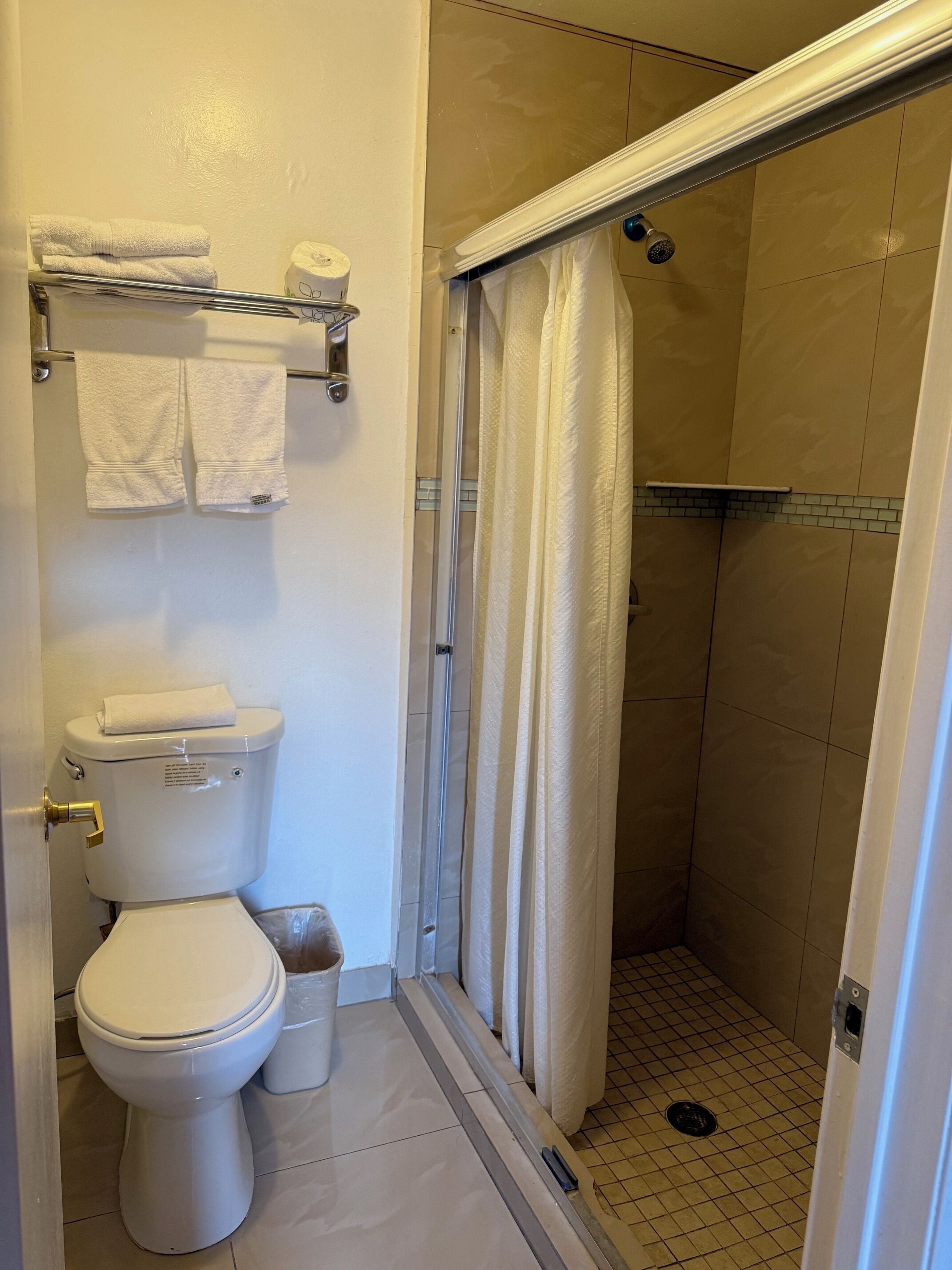 Toalhas de banho, sabonete, shampoo, papel higiênico