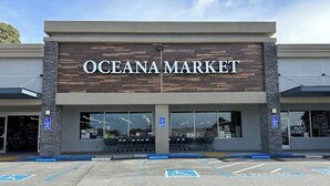 Uma loja chamada Oceana Market com fachada moderna, vagas de estacionamento acessíveis e entrada sem barreiras.