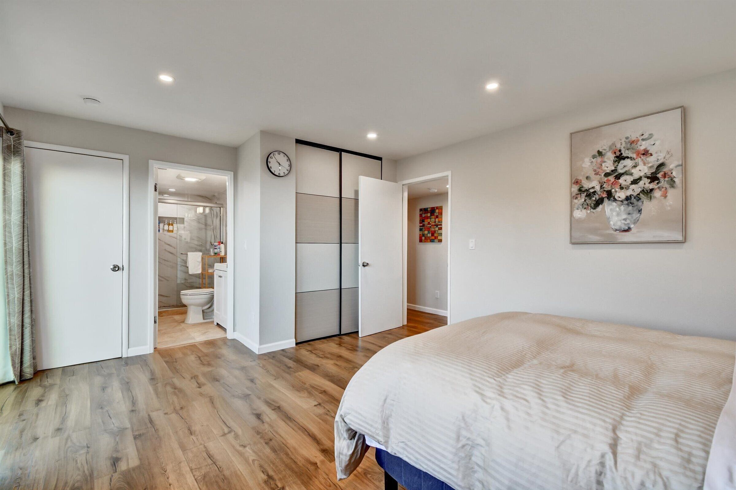 2 soverom, skrivebord, strykejern/-brett og wi-fi (inkludert)