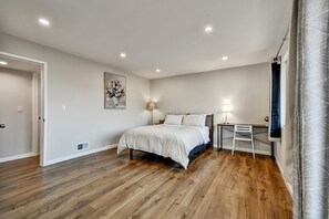 2 室のベッドルーム、アイロン / アイロン台、WiFi、ベッドシーツ