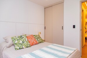 3 bedrooms, desk, iron/ironing board, travel crib