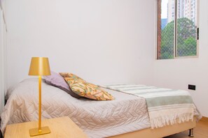 3 Schlafzimmer, Schreibtisch, Bügeleisen/Bügelbrett, Reisekinderbett