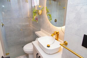Douche, serviettes fournies, savon, papier toilette