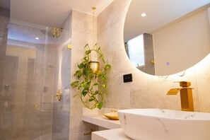 Douche, serviettes fournies, savon, papier toilette