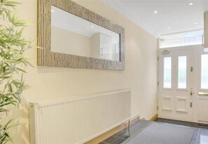 House | Bathroom | Shower, towels - London Luxury House With 5 Bedrooms (London)