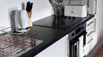 Maison | Cuisine privée | Réfrigérateur, micro-ondes, four, plaque de cuisson