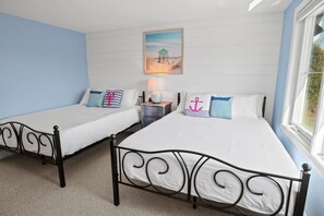 2 bedrooms, iron/ironing board, WiFi, bed sheets - Cozy Condo Steps to Pier, Beach & Fun (Old Orchard Beach)