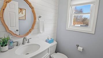 Hårføner, håndklær, såpe og toalettpapir