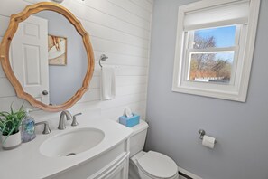 Haartrockner, Handtücher, Seife, Toilettenpapier