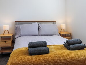 3 bedrooms, travel cot, free WiFi, bed sheets