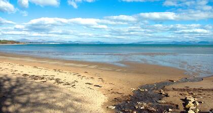 Spacious sea View Apartment in Pwllheli, No Deposit