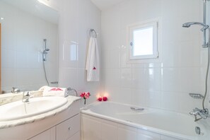 Villa | Bathroom - 3 Bedroom Villa in Roses Near the Beach (Roses)
