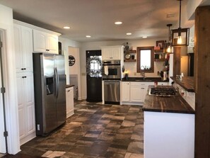 Microwave, oven, stovetop, dishwasher - 3 Bedroom, 2 full bath lake house within minutes of Erin Hills Golf Course! (Hartford)