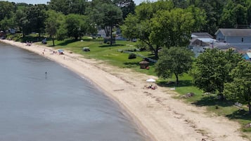 Ligstoelen aan het strand, strandlakens