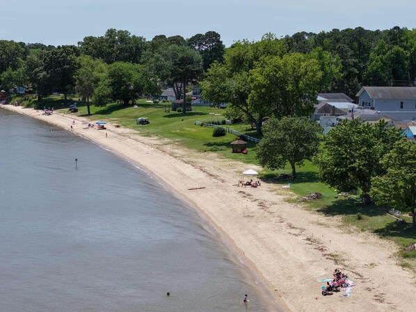 Chaises longues, serviettes de plage