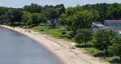 Modern comfort... Bring your boat, walk to the beach. Dog friendly.