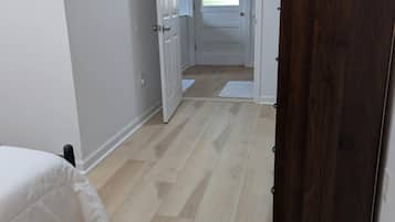 2 quartos, escrivaninha, ferros/tábuas de passar roupa