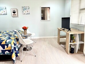 1 dormitorio, tabla de planchar con plancha, wifi y ropa de cama