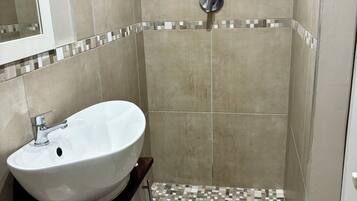 Douche, sĂšche-cheveux, serviettes fournies, savon