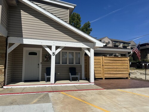 Jefferson House, Pet-Friendly Steps Away from Shops and Restaurants.