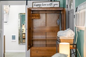 Interior - Jefferson House, Pet-Friendly Steps Away from Shops and Restaurants. (Nashville)
