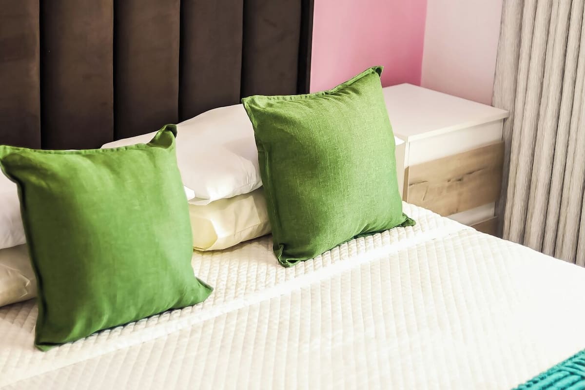 Chambre Confort double | Rideaux dâobscurcissement, fer et planche Ă repasser