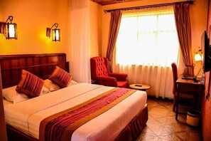 Deluxe Double Room, City View | Meja, ruang kerja komputer riba, kalis bunyi, Wi-fi percuma