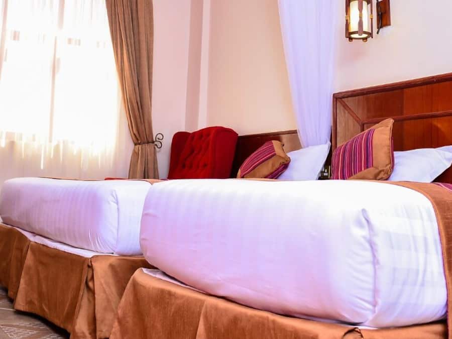 Tvåbäddsrum Deluxe - utsikt mot staden | Skrivbord, arbetsyta för laptop, ljudisolering och gratis wi-fi