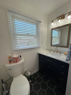 Douche, sèche-cheveux, serviettes fournies