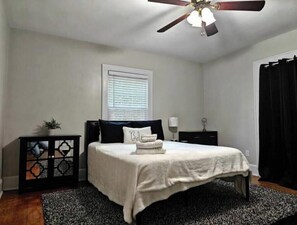 3 chambres, fer et planche à repasser, Wi-Fi, draps fournis