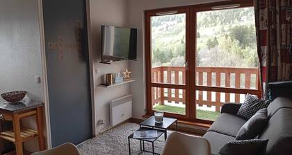 Appart aux pieds des pistes, proche piscine plein air (été) avec garage.