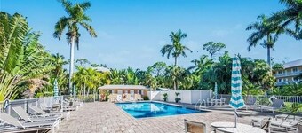 2 bedroom/2 bath condo in downtown Naples. 5 minutes from 5th Avenue. 