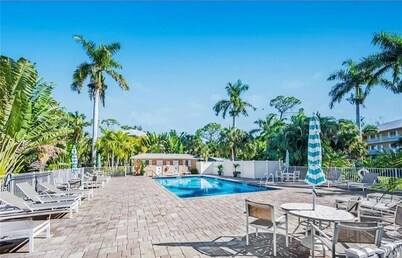 2 bedroom/2 bath condo in downtown Naples. 5 minutes from 5th Avenue. 