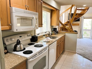 Lavavajillas y cafetera y tetera