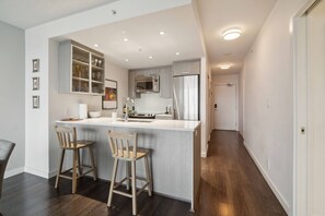 Micro-ondes, four, plaque de cuisson